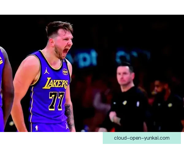 东契奇32分力压小卡哈登救赎 詹姆斯创纪录湖人险胜独行侠